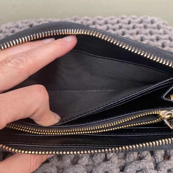 PRADA NERO SAFFIANO LUX WALLET LEATHER IN GOOD CONDITION. ONLY A COUPLE SCUFFS - Picture 15 of 16